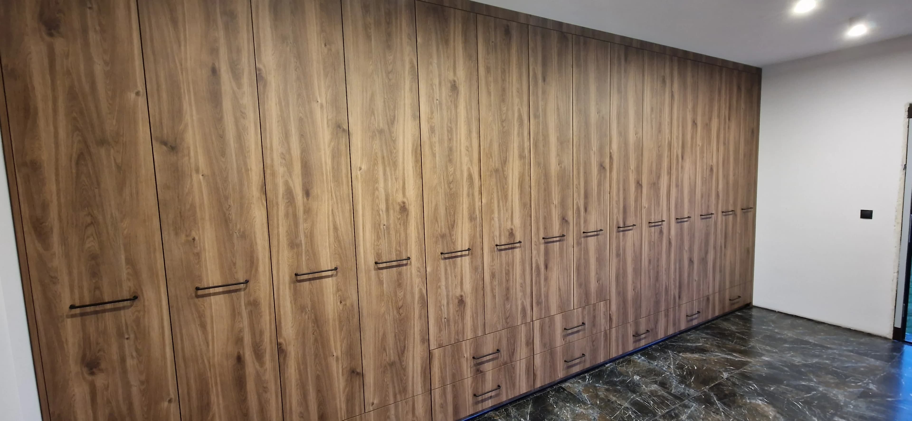 Garderoba Drewno Orzech Zabudowa Szuflady - Stolarnia Pablo Słupsk