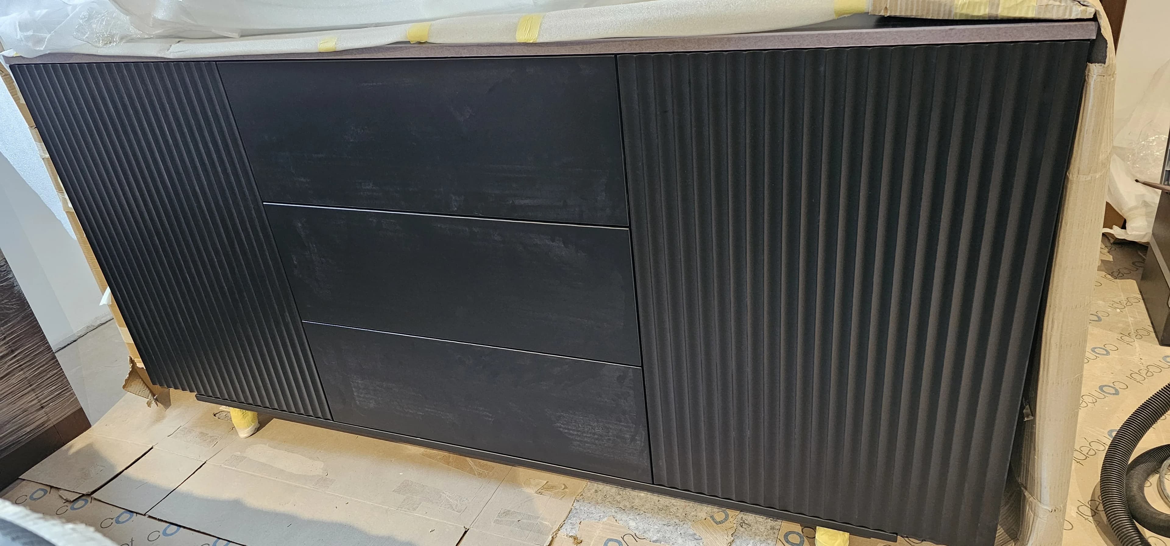 Komoda Czarna Ryflowana Szuflady - Stolarnia Pablo Słupsk