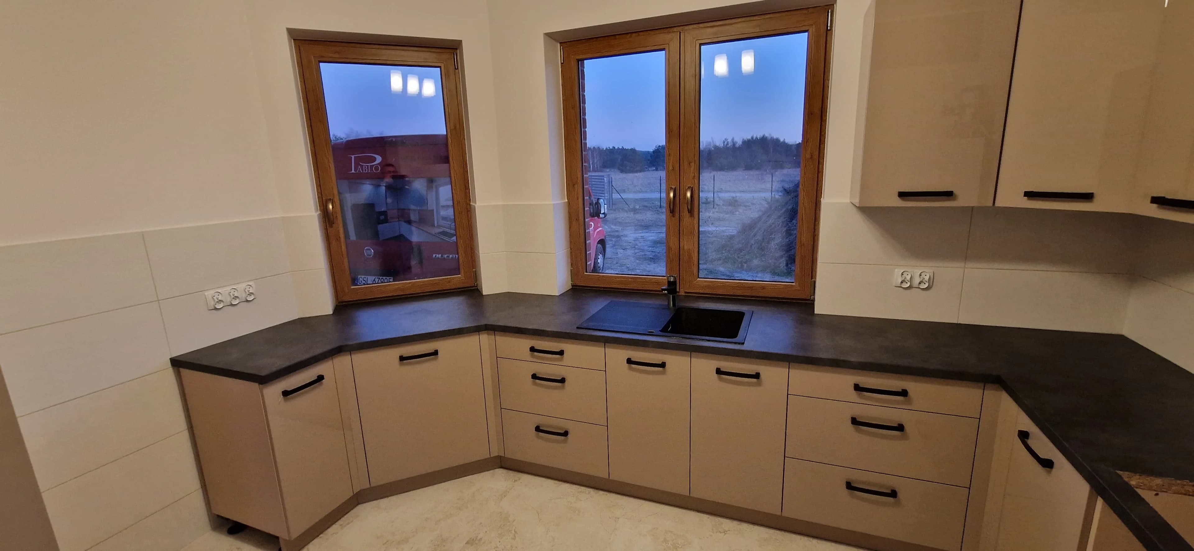 Kuchnia Bezowa Nowoczesna Narozna - Stolarnia Pablo Słupsk