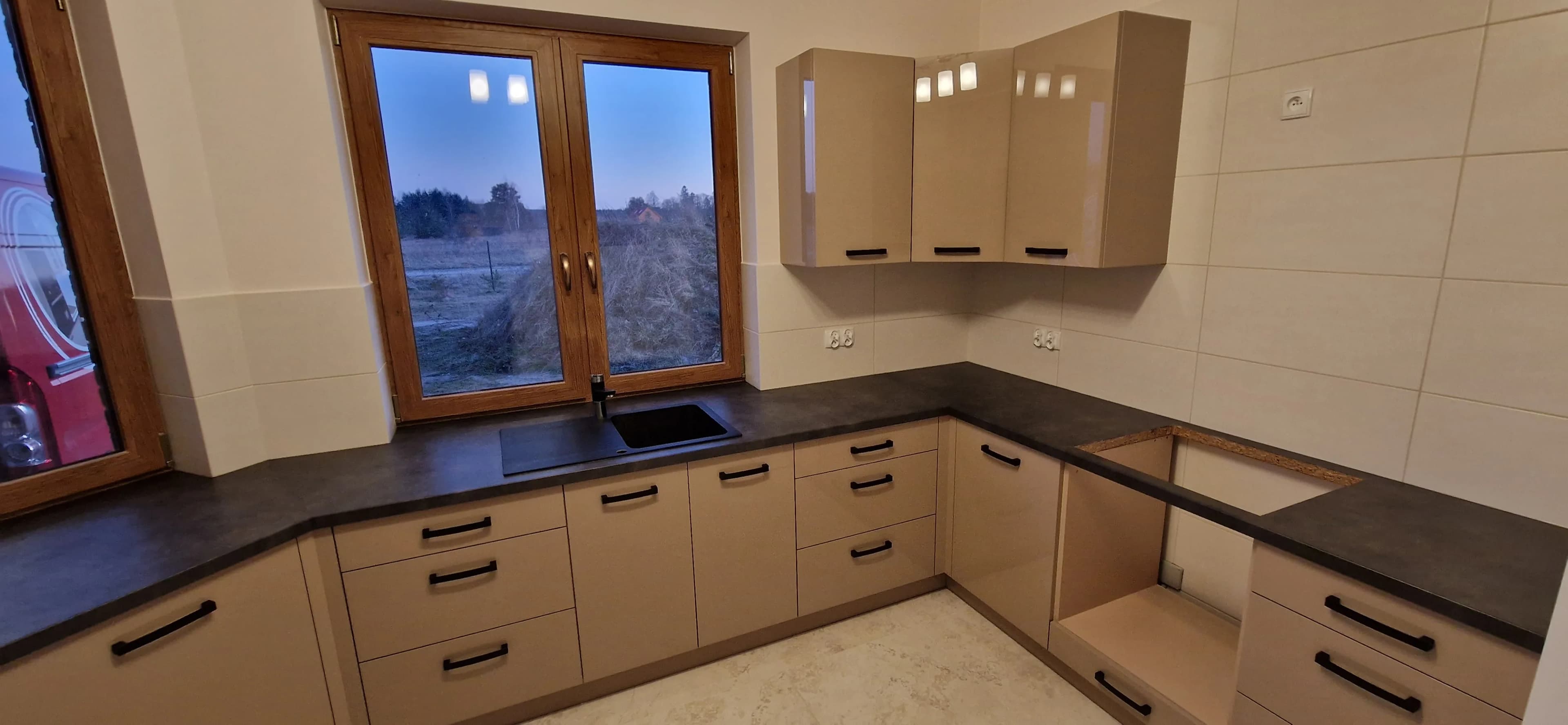 Kuchnia Bezowa Nowoczesna Narozna Szuflady - Stolarnia Pablo Słupsk