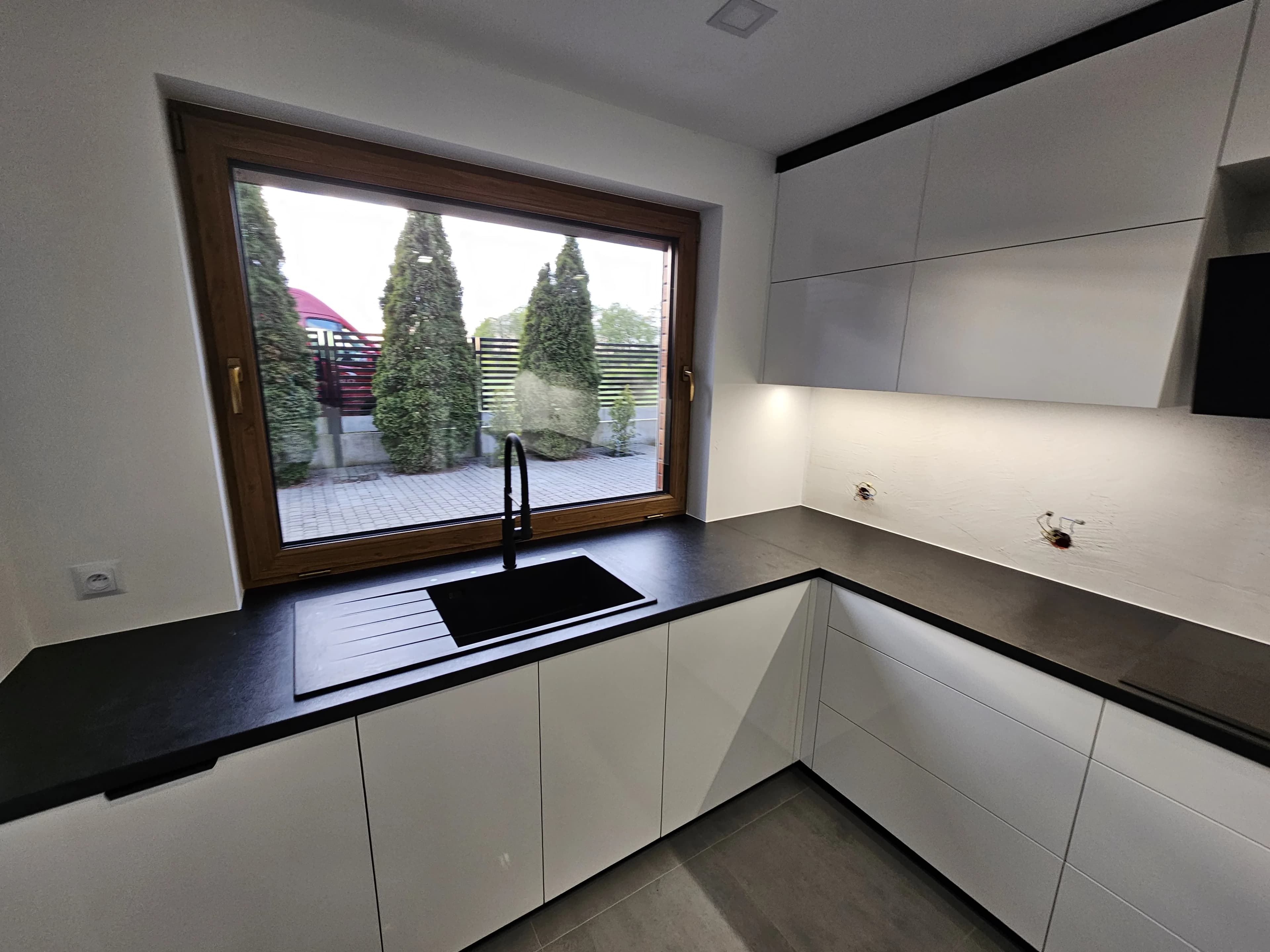 Kuchnia Biala Czarny Nowoczesna Narozna - Stolarnia Pablo Słupsk