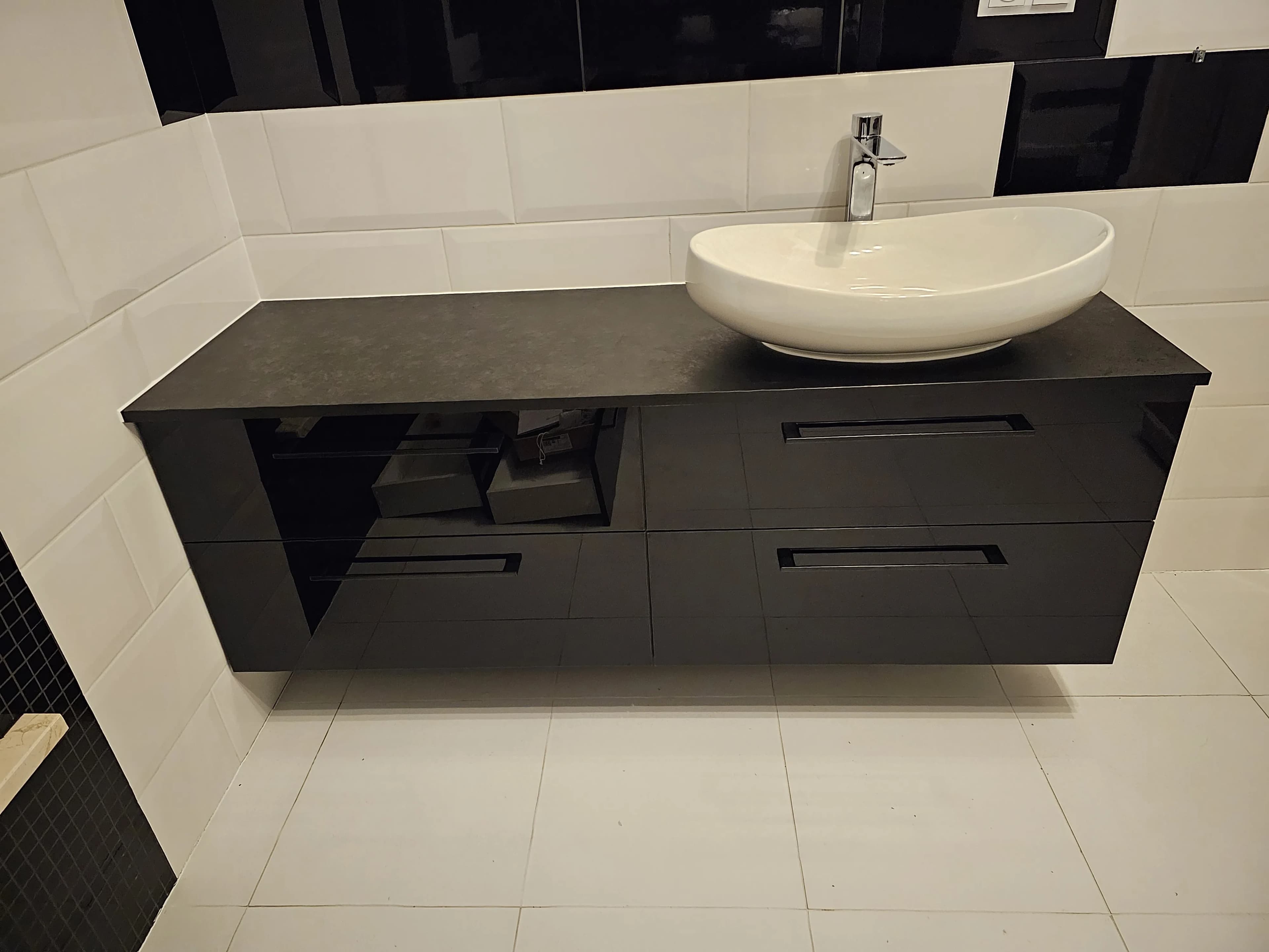 Lazienka Czarna Biala Nowoczesna Szuflady - Stolarnia Pablo Słupsk