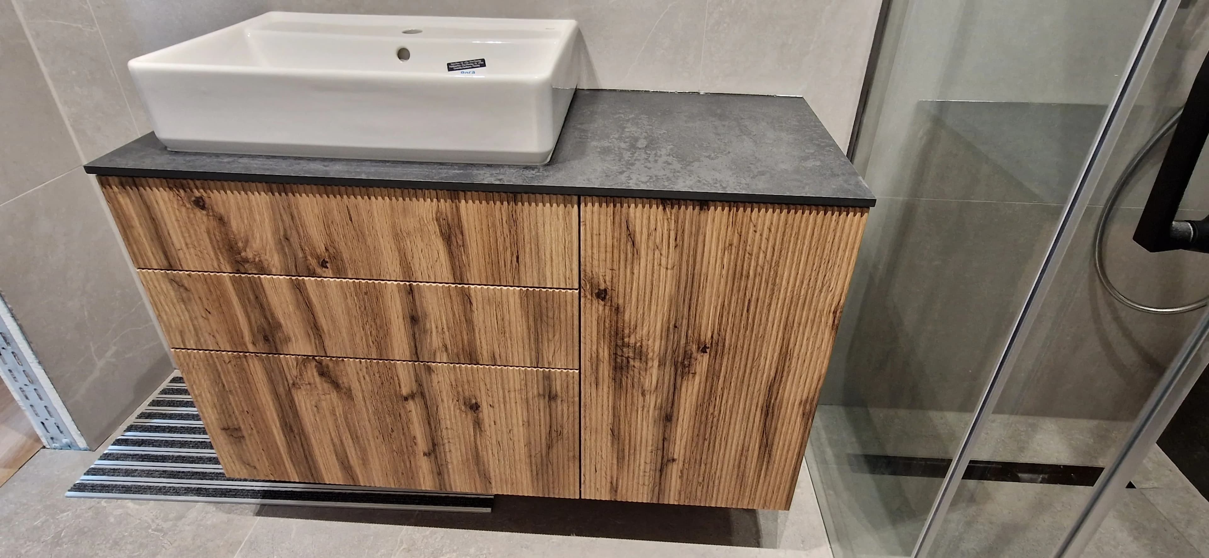 Lazienka Szafka Drewno Ryflowane Szuflady - Stolarnia Pablo Słupsk