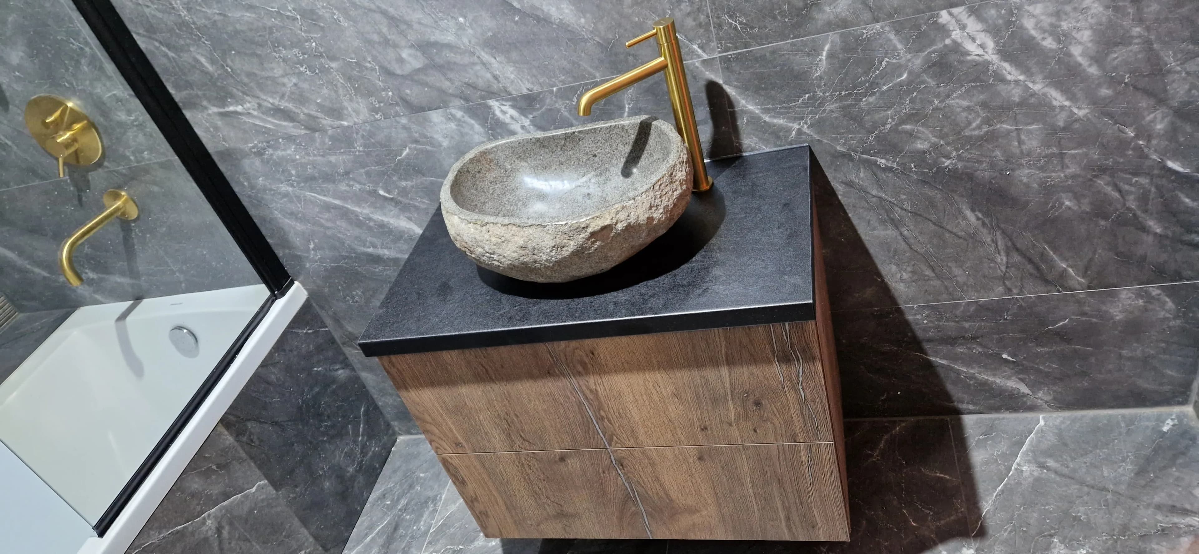 Lazienka Szara Drewno Zloty Nowoczesna - Stolarnia Pablo Słupsk