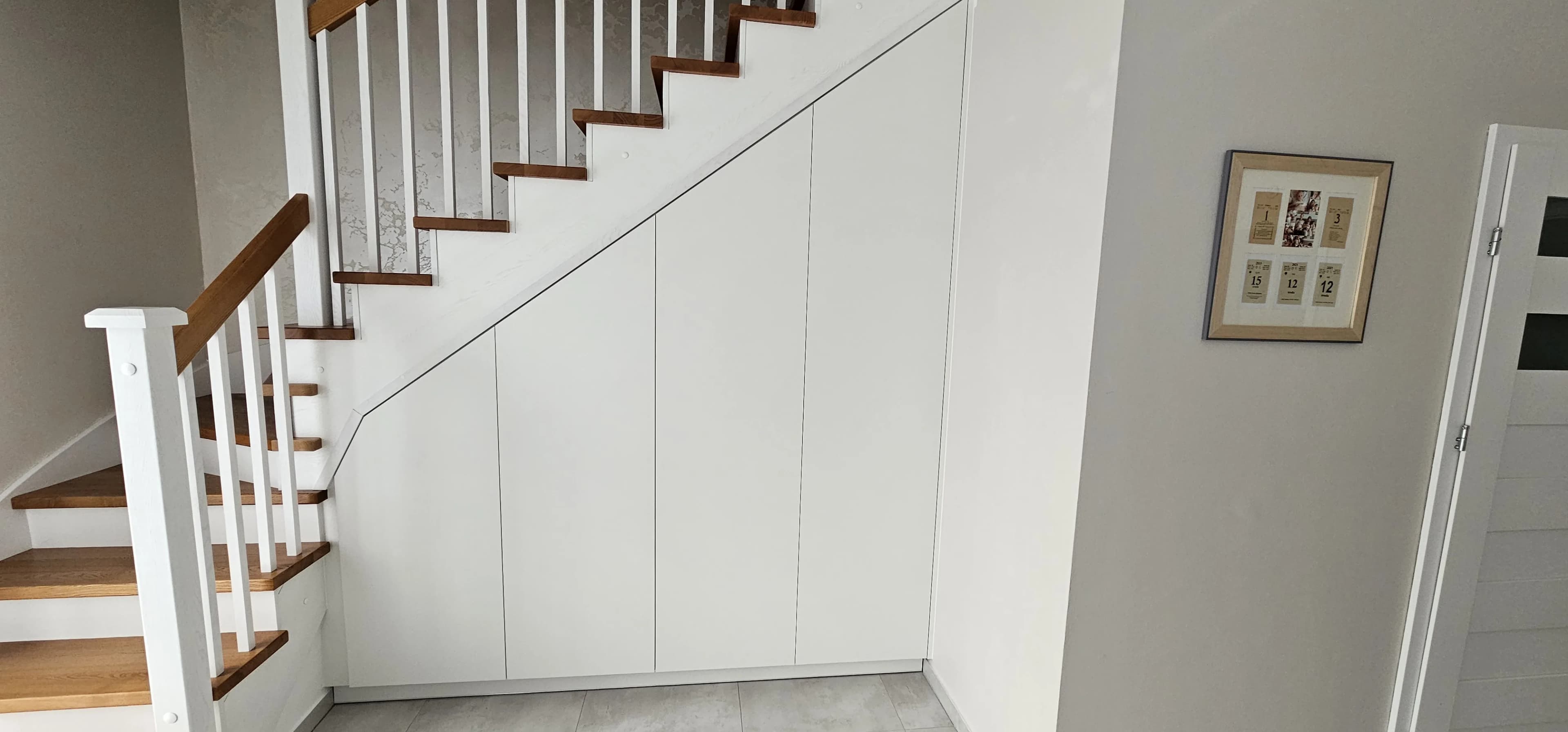 Zabudowa Pod Schodami Biala Drewno Nowoczesna - Stolarnia Pablo Słupsk