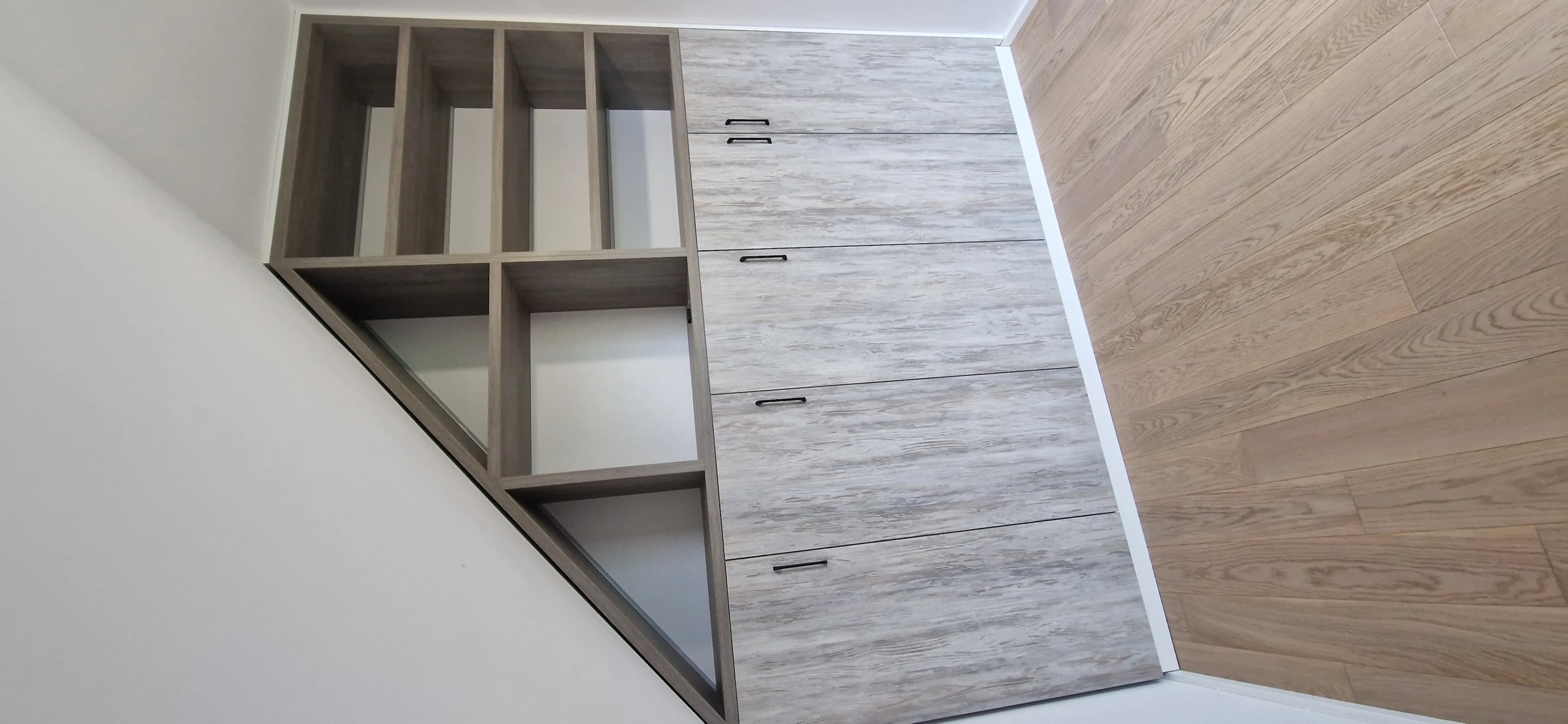 Zabudowa Strych Szara Drewno Otwarte Polki - Stolarnia Pablo Słupsk